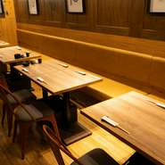 4名掛けのテーブルが4席