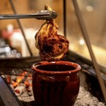 骨付きのもも肉を一枚豪快に焼き上げます