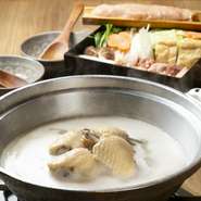 鶏白湯をベースにじっくり煮込んだおでん。鶏ミンチ入りのワンタンやせせり串など炭鶏ならではの具材をお楽しみください。