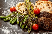 旬の野菜を詰め合わせます
