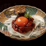 新鮮な馬肉をユッケに！自家製のユッケダレと卵黄を絡めて！
