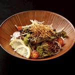 炭火で一気に焼き上げたせせりがたっぷり乗った炭鶏オリジナルのサラダ！