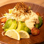 しっとり仕上げた蒸し鶏にまろやかなアボカドと自家製のタルタルソースを合わせました