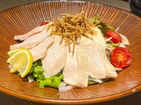 自家製の鶏ハムと豆腐を合わせたヘルシーなサラダ