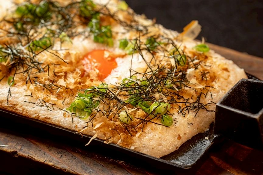 地鶏と山芋と明太チーズの月見焼