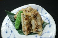 シャキシャキ蓮根に自家製の肉味噌をはさみ揚げます