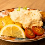 ハーブを混ぜ込んだ自家製パン粉を衣に
