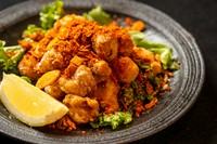 ぷりぷりのぼんじりに自家製のスパイスをかけて