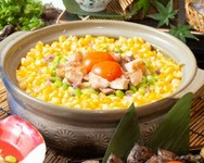 自家製鶏出汁と旬野菜を一緒に炊き込みます