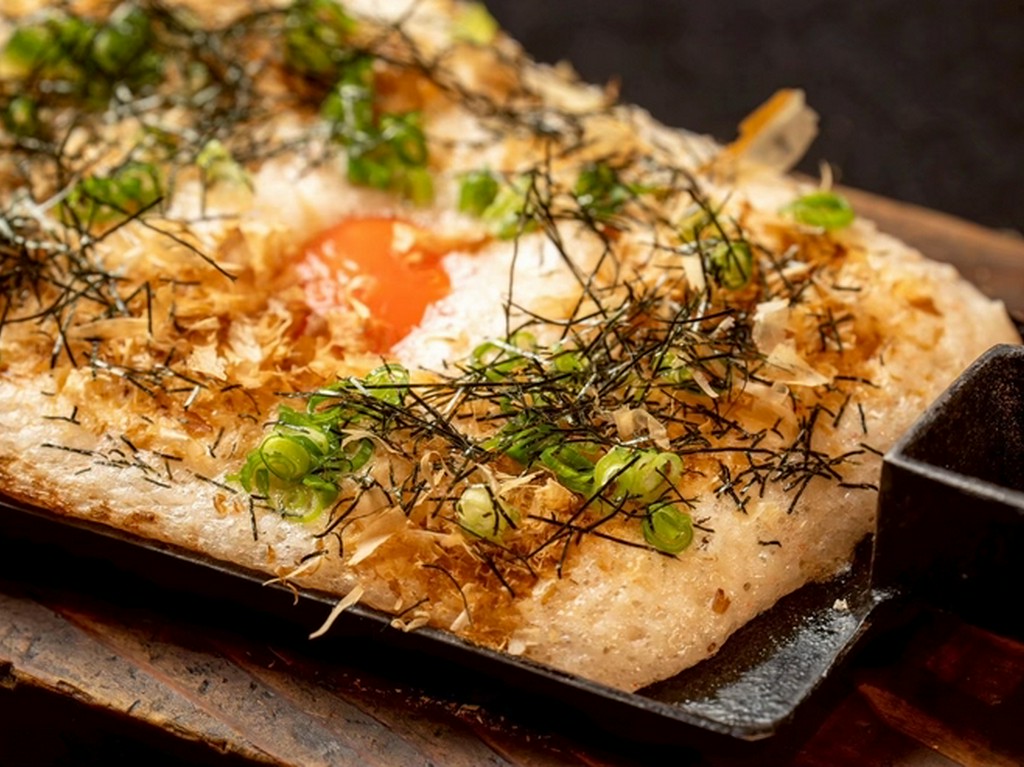 地鶏と山芋と明太チーズの月見焼