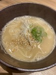 二日間炊いた自家製のパイタンスープを煮麺に