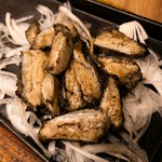 あえて身を残して捌き、脂肪分が少なく、歯ごたえがあるのが特徴。