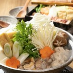 12時間以上鶏ガラと8種の野菜を炊き込んだスープは、地鶏と野菜の旨み溶け出す味わい深い仕上がりです。鮮度の高いもみじ鶏と相性抜群な自家製ポン酢と共にご堪能ください。