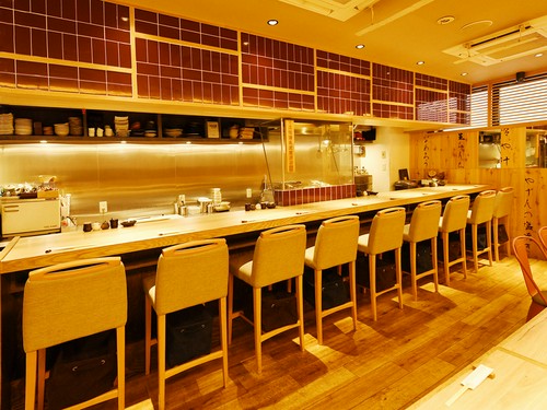 お一人様にもオススメ。カウンター席で食事を味わう