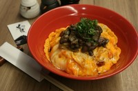 炭鶏自慢のもみじ鳥を贅沢に使った丼。