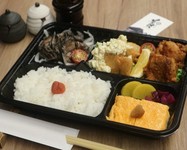 炭鶏の美味しさをギュッと詰め込みました。炭焼き、唐揚げ、出汁巻たまご、南蛮などボリューム満点のお弁当です。