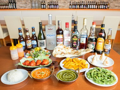 バリエーション豊富な料理を囲んで盛り上がる歓送迎会