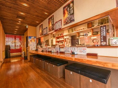 温かい雰囲気でゆっくりくつろげる店内