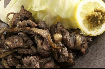 宮崎地鶏の鶏本来のおいしさが詰まった『妻地鶏のもも炭火焼き（中）』