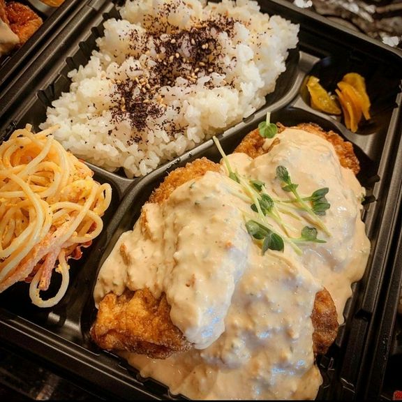 大きなから揚げにタルタルソースがたっぷり『自家製チキン南蛮弁当』