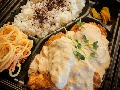 大きなから揚げにタルタルソースがたっぷり『自家製チキン南蛮弁当』