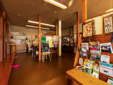 温かみのあるアットホームな店内でくつろぐ