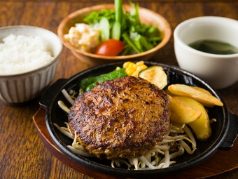 粗挽きで肉汁たっぷりハンバーグ。ソースも絶品な『日替わりハンバーグ』