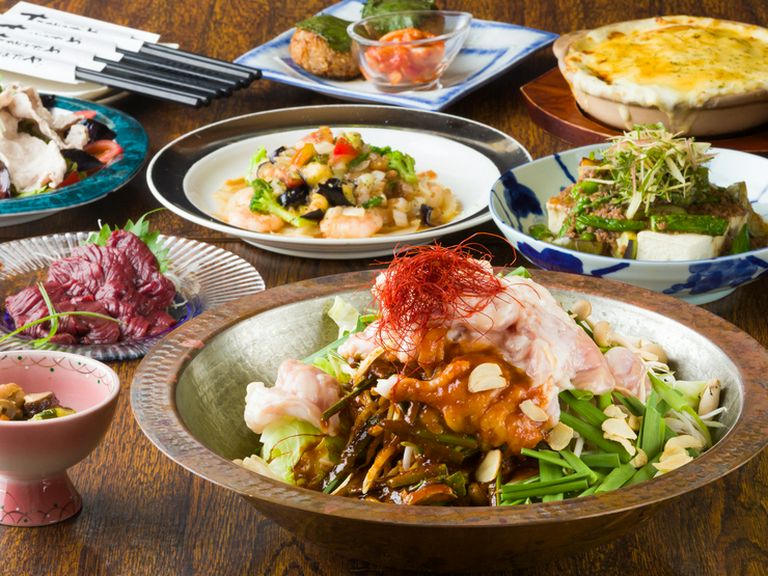 人気のプリップリお肉『モツの焼鍋』が入った贅沢なコース