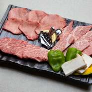 きめ細かい霜降りで柔らかい肉質の「山形牛」を、ふんだんに食べられます。「山形牛上カルビ」または「山形牛上さがり」「山形牛上ロース」「上タン塩」という、こだわりのセット。