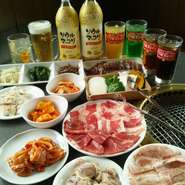 食べ放題と一緒にお酒も楽しみたい方は、男性＋2000円・女性＋1000円で飲み放題を付けられます。お肉、ホルモン、野菜、ライス、スープなど一通りのメニューを楽しめます。
※120分飲み放題のみは2480円でご提供！