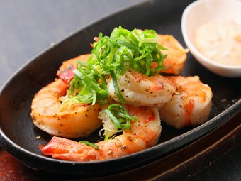 ぷりぷり食感がやみつき必須の『海老の鉄板焼』はタルタルソースをたっぷりのせて味わうのがオススメ