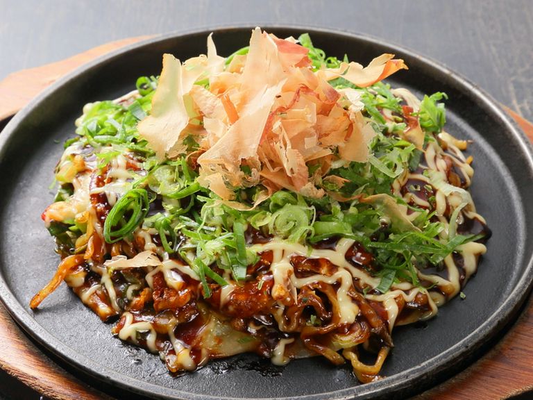 焼きそばと餅をトッピングした『京ねぎモダンスペシャル』はもっちり食感が楽しめるボリューム満点な一皿