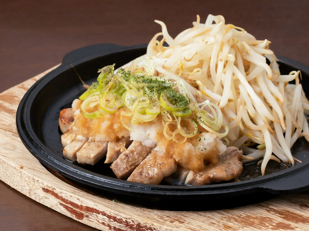 熱々でボリューム満点、おろしポン酢でさっぱりと食べる『トンテキ』