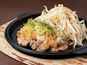 熱々でボリューム満点、おろしポン酢でさっぱりと食べる『トンテキ』