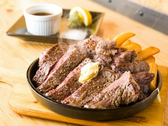 最高ランクのプライムを網焼きで。肉々しさがたまらない『アメリカンステーキ』