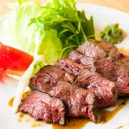 肉屋勤めで極めた目利きで店主が厳選した国産牛をステーキで。臭みがなく、柔らかな食感が特長です。自家製ホースラディッシュソースの爽やかな辛味がアクセント。部位はイチボやランプなど、その時々で変わります。