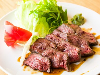 精肉店で培った確かな目利き。選び抜かれた和牛を満喫できる『きまぐれ和牛網焼きステーキ』