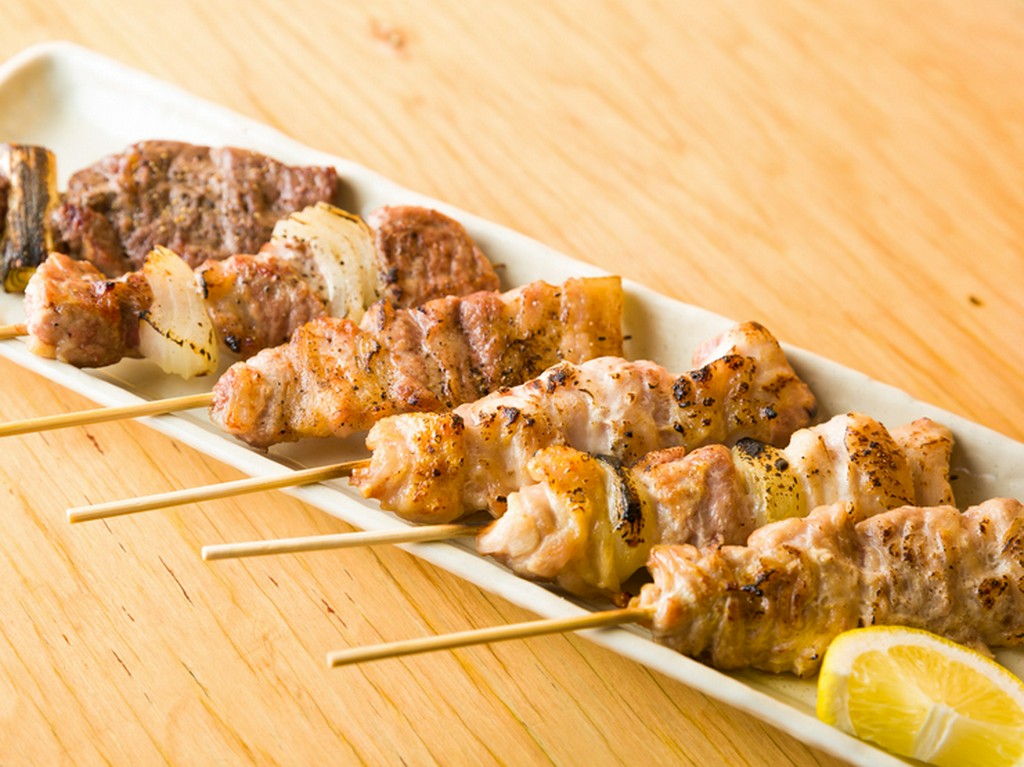 その日のオススメ部位を堪能。店仕込の串焼き『おまかせ6本串　タレ／塩』