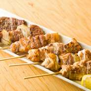 大ぶりに手切りされた肉を、一本一本串打ち。肉のジューシーさを存分に味わえるのが魅力です。鶏もも肉や手羽先、豚さがりなど仕入れ状況によって部位が変わり、味付けは、好みで塩または自家製のタレが選べます。