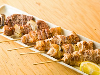 その日のオススメ部位を堪能。店仕込の串焼き『おまかせ6本串　タレ／塩』