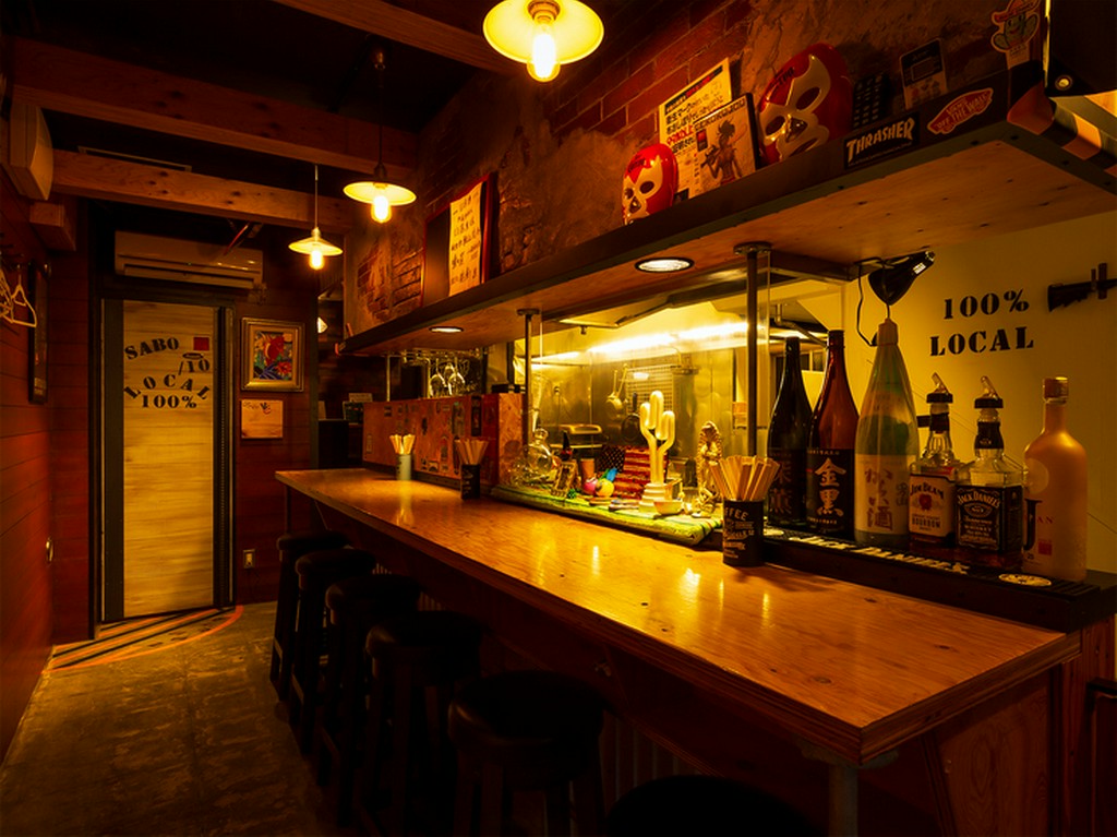 焼き場が見えるカウンター席。店主との会話も楽しみの一つ