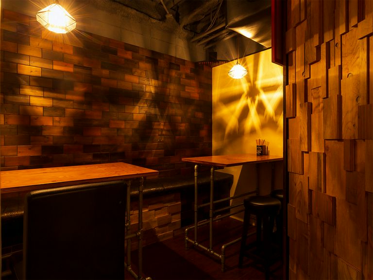手づくりの内装は、控えめな照明に照らされてオシャレ