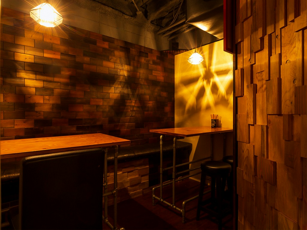 手づくりの内装は、控えめな照明に照らされてオシャレ