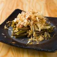 野趣あふれる風味を楽しむ『小国産天然わらびのおひたし』