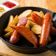 あふれる肉汁がたまらない『小国町産短角牛　大きなウィンナー2本』