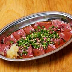 独特の歯ごたえがやみつきになる『山形牛ハツ刺身』