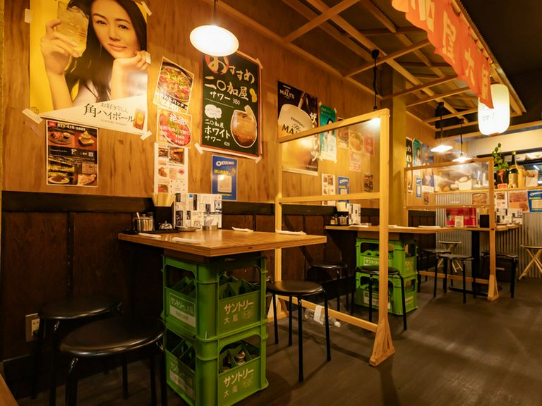 席と席の間には仕切りがあり、感染症対策もバッチリ