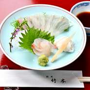 その季節にしか味わえない旬魚の魅力を最大限に引き出した逸品料理が真骨頂。昆布締めにした鯛の熟成された味わいときゅっとしまった身の食感が五感を大いに刺激します。