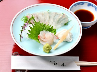 その季節にしか味わえない旬魚の魅力を最大限に引き出した『鯛の昆布締めお刺身』