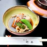 2日前から仕込み、長時間かけてじっくりと煮込んだ『豚の角煮』は箸でもほぐれるほど柔らかな仕上がり。まったりとした、まろやかな肉の旨みがジュワーッと沁みわたる、至福のおいしさです。